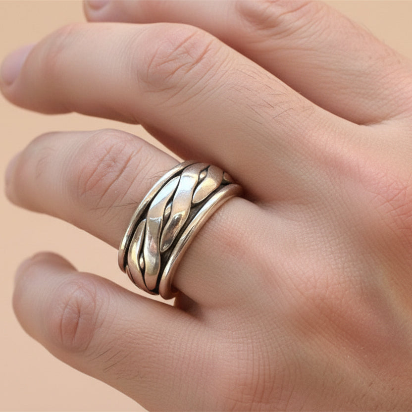 The Enlaces Ring: Flattened chain band design reflecting strength, connection, and grounded luxury.